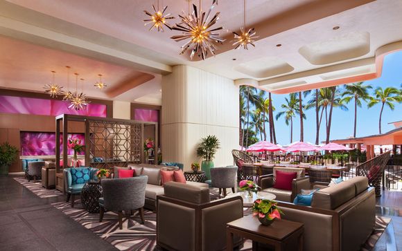 Poussez les portes de l'hôtel Royal Hawaiian Resort à Honolulu 