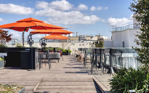Partagez un savoureux apéritif avec vue sur les toits de Paris...