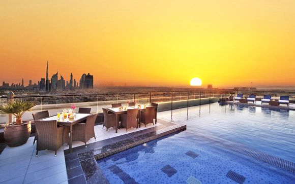 Vista sullo skyline di Dubai e camera Deluxe in 5*