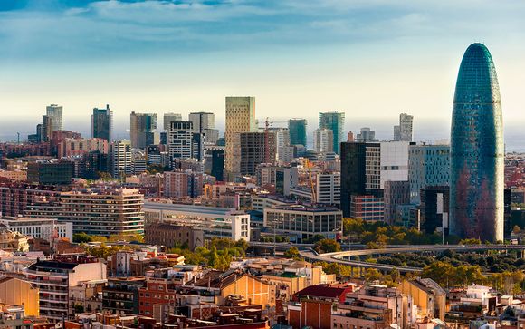 Soggiorno catalano in hotel contemporaneo con vista sulla città