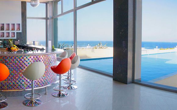 Vista sull'Egeo e relax in spiaggia in moderno 5* a Rodi