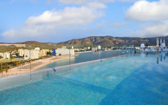 Mezza pensione con piscina sulla terrazza e vista sulla baia di Palmanova