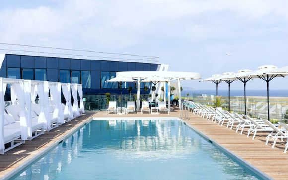 Moderno hotel di design con piscina sul tetto e vista sulla Baia degli Angeli