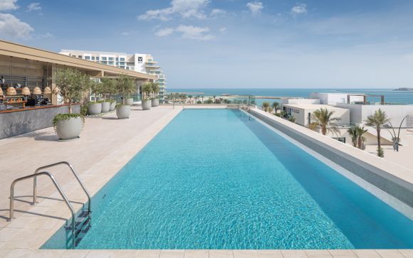 Lusso e relax con piscina a sfioro affacciata sul Golfo Persico